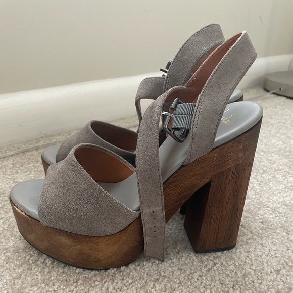 Size 7.5 Lulu’s heels - Picture 2 of 4